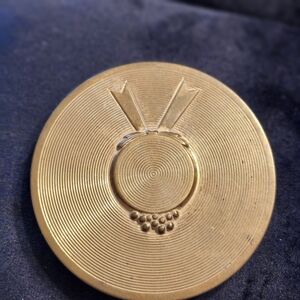 vintage 1940s Dorothy Gray "Picture Hat" novelity powder compact.